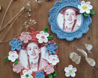 Porträt von Anne von Green Gables „Anne mit einem E“ in einem gehäkelten Blumenrahmen, hochwertiger Kunstdruck in Rötelfarben
