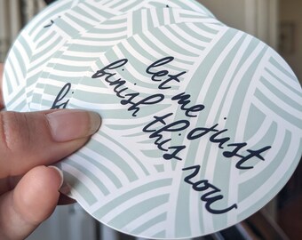 Sticker 'Laat me deze rij gewoon afmaken' | Sticker gehaakt breiwerk
