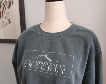 Het is een goede dag om te haken |  Uniseks kledingstukgeverfd sweatshirt