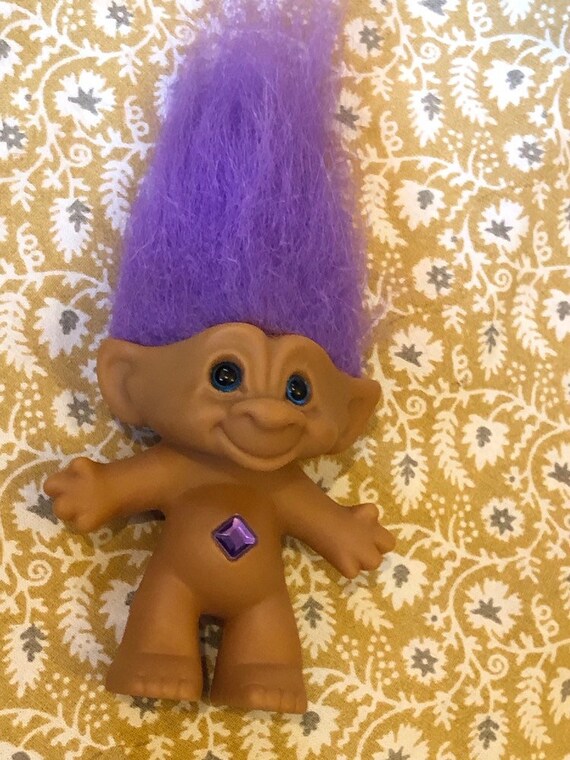 troll with jeweled belly buttons