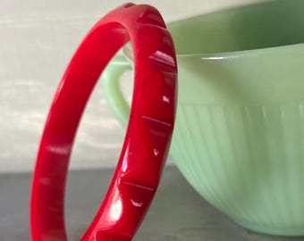 Vintage Bakelite Scallop/Daisy Bangle! Cherry Vanilla Swirls!