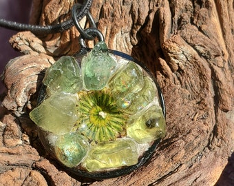 Peridot Pendant, Peridot Necklace, Dried Flower Pendant, Daisy Pendant, Daisy Necklace, Whimsical Jewelry, Resin Pendant, 2-sided Necklace