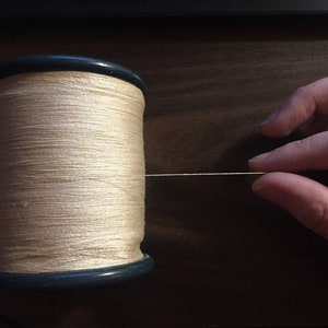 アヒンサ シルク 裁縫糸スプール | 100% ピース シルク 糸 | マルベリー シルク 糸 | 動物実験なし | 天然ホワイト シルク、未漂白シルク 糸