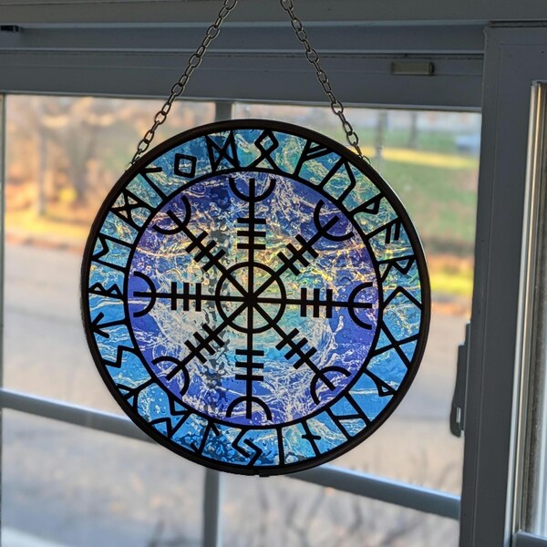 Atrapasol de vidrio vikingo, atrapasol colgante vibrante con apariencia de vitral de 6", runas vikingas, símbolo rúnico del yelmo del asombro, mitología nórdica