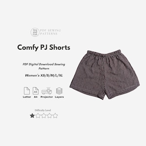 Puede incluir: Unos pantalones cortos de pijama a cuadros marrones y burdeos. Los pantalones cortos tienen una cintura elástica y un ajuste holgado. La imagen también incluye el texto "Comfy PJ Shorts" y "PDF Digital Download Sewing Pattern". El patrón está disponible en tallas XS a XL.
