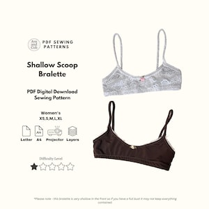 Puede incluir: Dos bralettes, uno de encaje blanco y otro marrón, se muestran sobre un fondo claro. La imagen incluye el texto: "Shallow Scoop Bralette" y "PDF Digital Download Sewing Pattern". El nivel de dificultad es de una estrella.