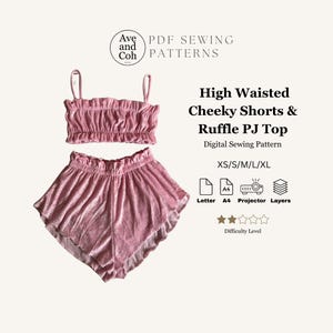 Puede incluir: Un conjunto de pijama rosa de cintura alta con top y shorts con volantes. El conjunto está hecho de una tela suave y aterciopelada. La imagen incluye el texto "High Waisted Cheeky Shorts & Ruffle PJ Top" y "Digital Sewing Pattern".