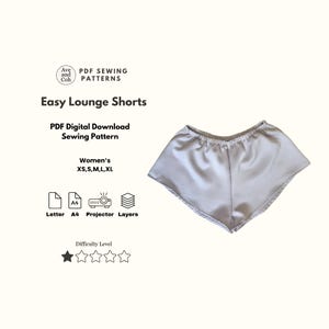 Puede incluir: Unos pantalones cortos de salón de satén gris claro. La imagen incluye el texto "Easy Lounge Shorts" y "PDF Digital Download Sewing Pattern". El patrón está disponible en tallas XS, S, M, L y XL.