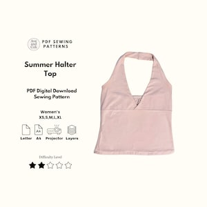 Pode incluir: Um top halter rosa claro, um padrão de costura para download digital em PDF. O texto na imagem diz "Summer Halter Top" e "Women's XS, S, M, L, XL". O nível de dificuldade é de duas estrelas em cinco.