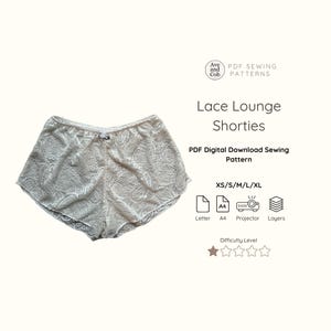 Puede incluir: Shorts de salón de encaje color marfil con un delicado estampado floral. La imagen incluye el texto "Lace Lounge Shorties" y "PDF Digital Download Sewing Pattern". Se enumeran las tallas XS/S/M/L/XL. El nivel de dificultad es de una estrella.