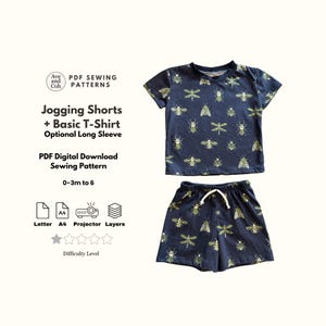 Puede incluir: Conjunto de camiseta y pantalón corto azul marino con un estampado de insectos verdes. El pantalón corto tiene un cordón blanco. La imagen incluye texto: "Jogging Shorts + Basic T-Shirt Optional Long Sleeve" y "PDF Digital Download Sewing Pattern". Para tallas de 0-3 meses a 6.