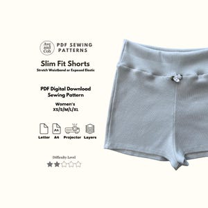 Puede incluir: Pantalones cortos ajustados de color azul claro con cintura elástica. La imagen incluye el texto "Slim Fit Shorts" y "PDF Digital Download Sewing Pattern". Los pantalones cortos están disponibles en tallas XS a XL.