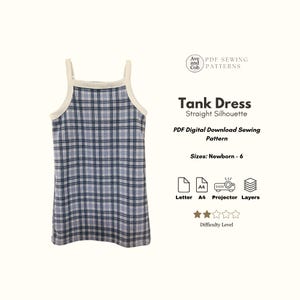 Może przedstawiać: Wzór szycia PDF na sukienkę na ramiączkach o prostym kroju. Wzór dostępny jest w rozmiarach od noworodka do 6. Na zdjęciu widać sukienkę na ramiączkach w niebiesko-białą kratę z białym wykończeniem.