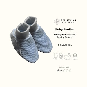 Könnte beinhalten: Ein Paar hellblaue Baby-Booties mit grauen Rippbündchen. Das Bild enthält den Text "Baby Booties" und "PDF Digital Download Sewing Pattern" mit Größenangaben für 0-3m bis 18-24m.