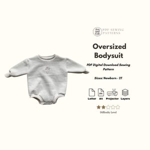 Könnte beinhalten: Ein weißer, übergroßer Body mit langen Ärmeln und einem kleinen gestickten Design auf der Brust. Das Bild enthält Text, der darauf hinweist, dass es sich um eine PDF-Digital-Download-Schnittmuster handelt, erhältlich in den Größen Neugeborene bis 2T.