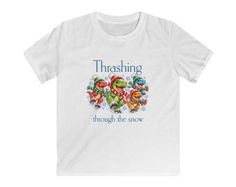 Camiseta infantil de dinosaurios navideños "Thrushing Through the Snow" para niños, a juego con la familia.