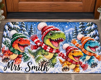 Felpudo de poliéster personalizado para el aula con diseño de familia de dinosaurios navideños en un bosque nevado.