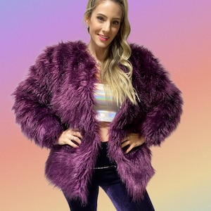 Puede incluir: Una chaqueta de piel sintética morada de manga larga y corte holgado.