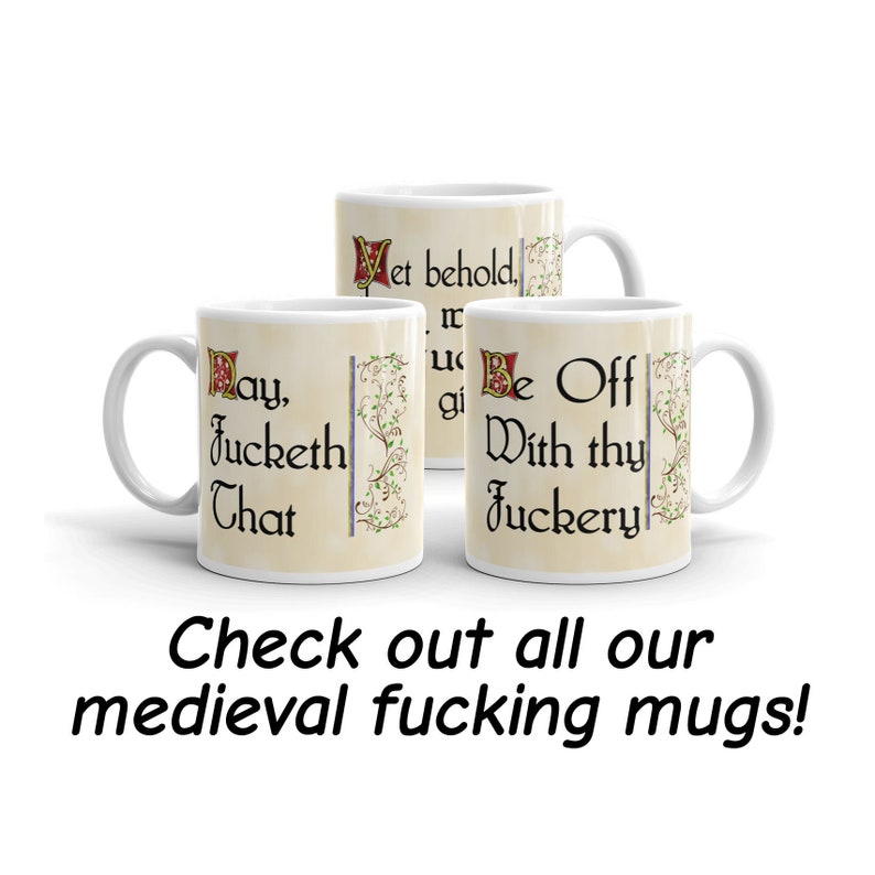 Op de afbeelding: Drie witte keramische mokken met zwarte tekst en illustraties. De mokken hebben middeleeuwse letters en zeggen "May Jucketh That", "Yet behold, In" en "Be Off With thy Juckery".