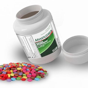 Op de afbeelding: Een witte plastic fles met een groen etiket waarop staat "MANSPLEDRIN EXTRA STRENGTH Voor vermoeide mannen die spierherstel garanderen" en een wit deksel. De fles is open en een hoop kleurrijke, suikergecoate chocoladebonbons vallen eruit.