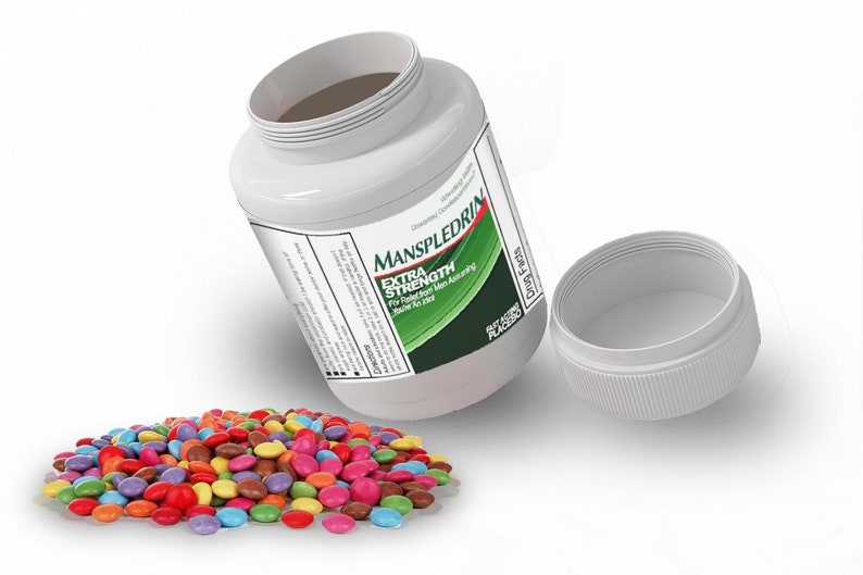 Op de afbeelding: Een witte plastic fles met een groen etiket waarop staat "MANSPLEDRIN EXTRA STRENGTH Voor vermoeide mannen die spierherstel garanderen" en een wit deksel. De fles is open en een hoop kleurrijke, suikergecoate chocoladebonbons vallen eruit.
