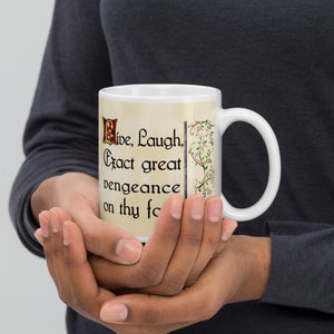 Caneca de Dungeons and Dragons: Vingança exata do riso vivo | Caneca medieval DnD presente antigo manuscrito iluminado em inglês