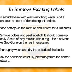 Puede incluir: Un fondo amarillo con texto negro que explica c&oacute;mo quitar las etiquetas existentes de las botellas. El texto incluye instrucciones para llenar un cubo o un fregadero con agua tibia, agregar detergente para platos y dejar las botellas en remojo durante 30 minutos. El texto tambi&eacute;n incluye instrucciones para frotar cualquier residuo con un trapo y usar un solvente como Goo Gone si es necesario.
