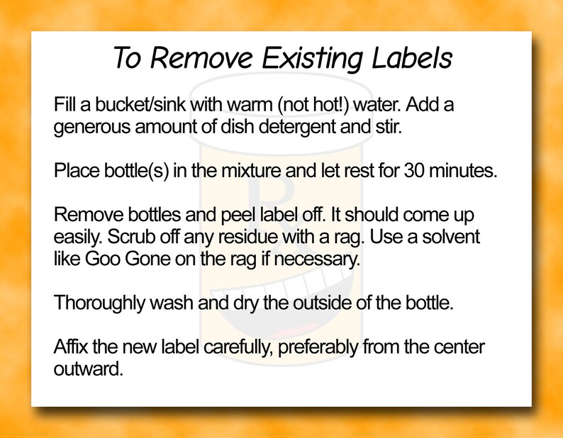 Puede incluir: Un fondo amarillo con texto negro que explica c&oacute;mo quitar las etiquetas existentes de las botellas. El texto incluye instrucciones para llenar un cubo o un fregadero con agua tibia, agregar detergente para platos y dejar las botellas en remojo durante 30 minutos. El texto tambi&eacute;n incluye instrucciones para frotar cualquier residuo con un trapo y usar un solvente como Goo Gone si es necesario.
