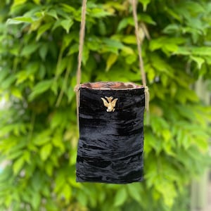 Bolso chic y elegante de terciopelo negro para su teléfono y billetera, estampado asiático sedoso, broche de pájaro vintage, con correa de latón trenzada, único