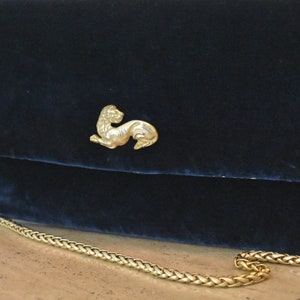 Bolso de noche azul marino, bolso de noche de terciopelo de felpa, broche de león vintage, alta costura, broche vintage, cadena de oro, diseñador, toile de lino, terciopelo, elegante