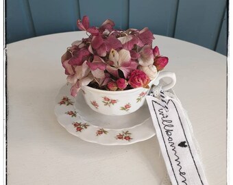 Blumendeko in Kaffeetasse, Vintagelook