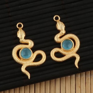 Boucles d'oreilles serpent en plaqué or : calcédoine, quartz émeraude, pierre précieuse oeil de chat