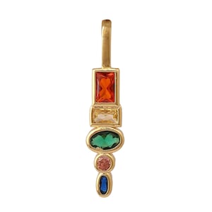 Puede incluir: Colgante dorado con una disposición vertical de piedras preciosas de colores. El colgante incluye una piedra naranja rectangular, una piedra amarilla rectangular, una piedra verde ovalada, una piedra rosa redonda y una piedra azul ovalada.