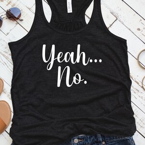 Pode incluir: Um top preto de alças com o texto "Yeah... No." impresso em branco.