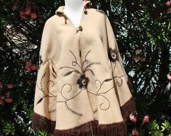Pull cape marron clair pour femmes avec fleurs cousues main (vintage / années 80)
