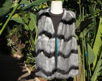 Débardeur noir et blanc en fausse fourrure avec doublure bleu doux (vintage/années 80)