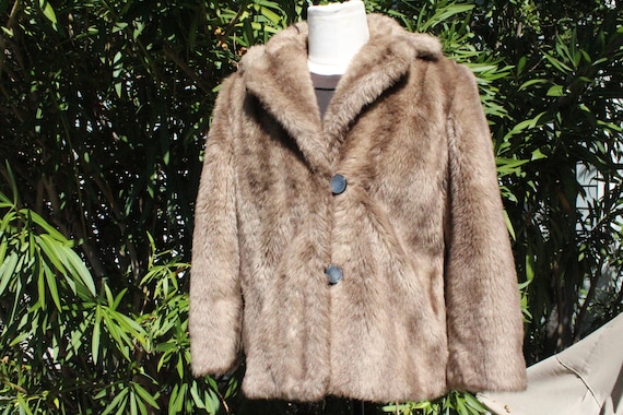 50s Brown Plush Faux Fur Coat w 2 Shell Buttons (… - image 1