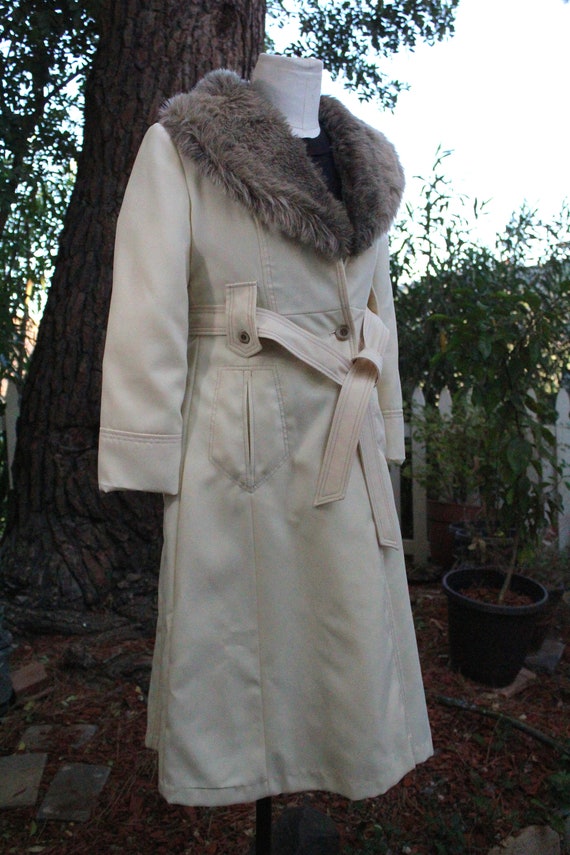 White Long 60s Coat w/ Faux Fur Trim and Belt Mad… - image 3