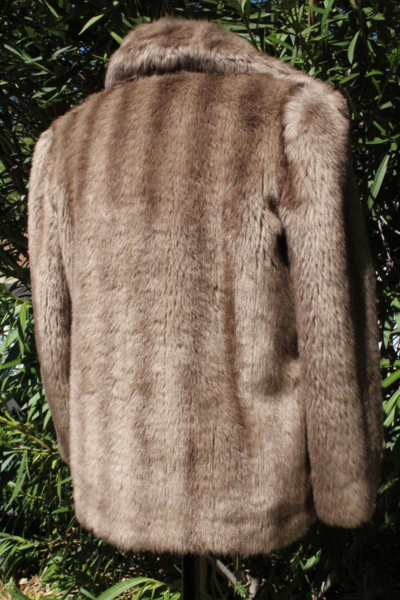 50s Brown Plush Faux Fur Coat w 2 Shell Buttons (… - image 6