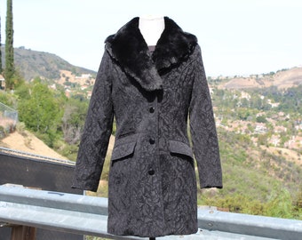 Long manteau noir texturé imprimé anglais avec col amovible en fausse fourrure (vintage / années 80)