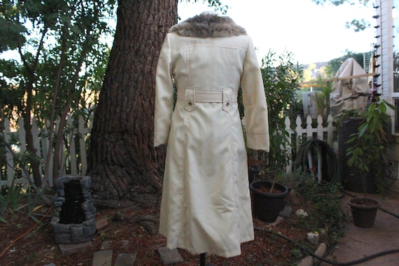 White Long 60s Coat w/ Faux Fur Trim and Belt Mad… - image 2