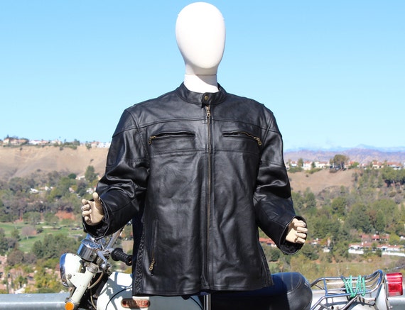 Chaqueta de cuero negra para moto, ¿es recomendable?