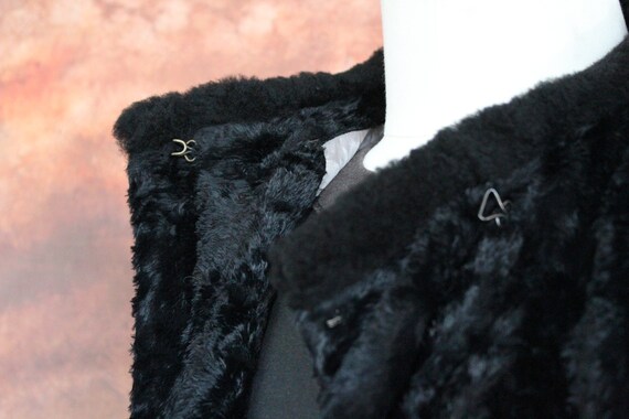 50s Black Faux Fur Silk Opera Coat w Hook (Vintag… - image 2