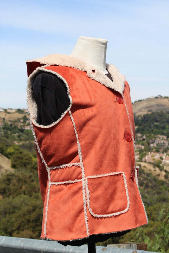 【限定品】OVY kaja REALISTIC SUEDE VEST Vegan Salmon Pink Suede Vest With White Shearling and Hood