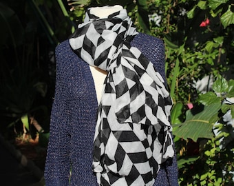 Black / White Chevron Lightweight Wide Scarf (Vintage / 80s)