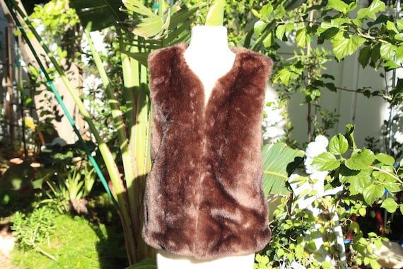 Brown Faux Fur Vest w Print Lining and Hooks & Ey… - image 1