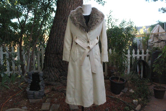 White Long 60s Coat w/ Faux Fur Trim and Belt Mad… - image 1