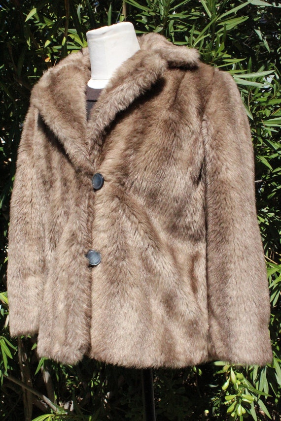 50s Brown Plush Faux Fur Coat w 2 Shell Buttons (… - image 3