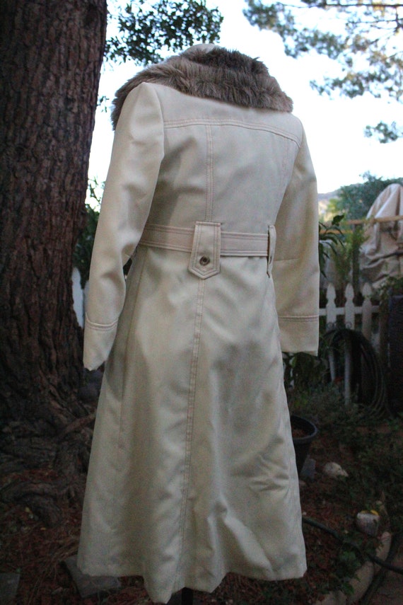 White Long 60s Coat w/ Faux Fur Trim and Belt Mad… - image 5