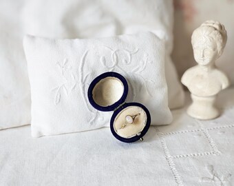 Victorian oval blue velvet ring box